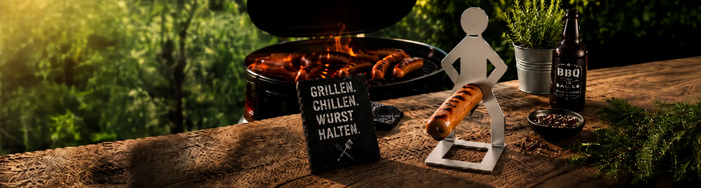 MeatRider Bratwursthalter aus Edelstahl mit gegrillter Bratwurst auf dem BBQ-Tisch als originelles Grillzubehör für Gartenpartys und Grillfans.